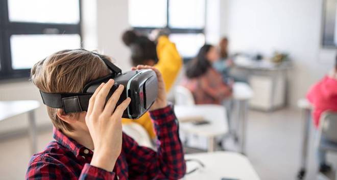 Un étudiant curieux portant des lunettes de VR